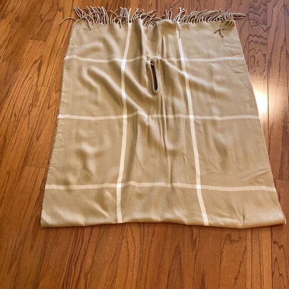 Shawl/kimono/wrap with arm holes. This is a one size fits all! - Picture 2 of 4